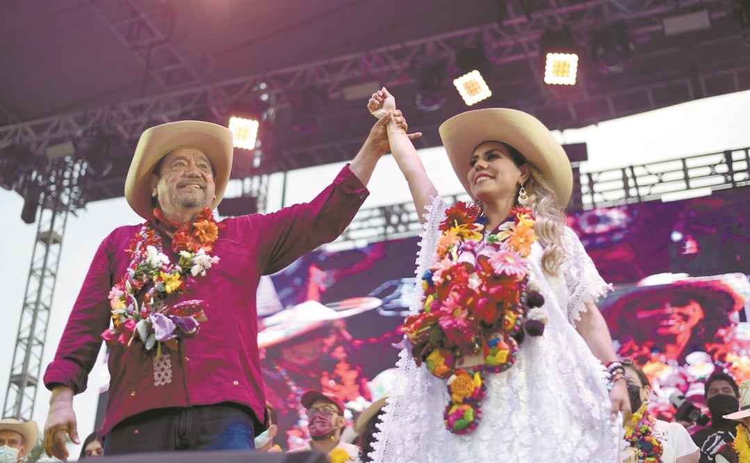 Felix Salgado con su hija, Evelyn Salgado, quien cerró ayer su campaña de cara a las elecciones del 6 de junio. Al evento asistieron entre 6 mil y 10 mil simpatizantes, según estimaciones. Foto: SALVADOR CISNEROS. EL UNIVERSAL 