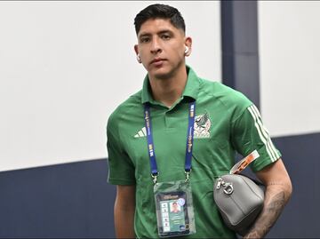 Edson Álvarez viaja a Inglaterra para cerrar su contratación con West Ham United