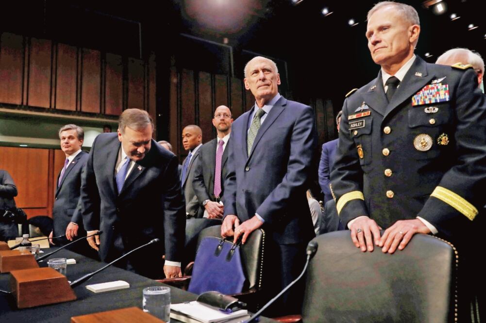 Los líderes de la comunidad de inteligencia, incluyendo el director de la CIA, Mike Pompeo (segundo de izq. a der.), durante la audiencia ante el Comité de Inteligencia del Senado, ayer, en Washington. (LEAH MILLIS. REUTERS)