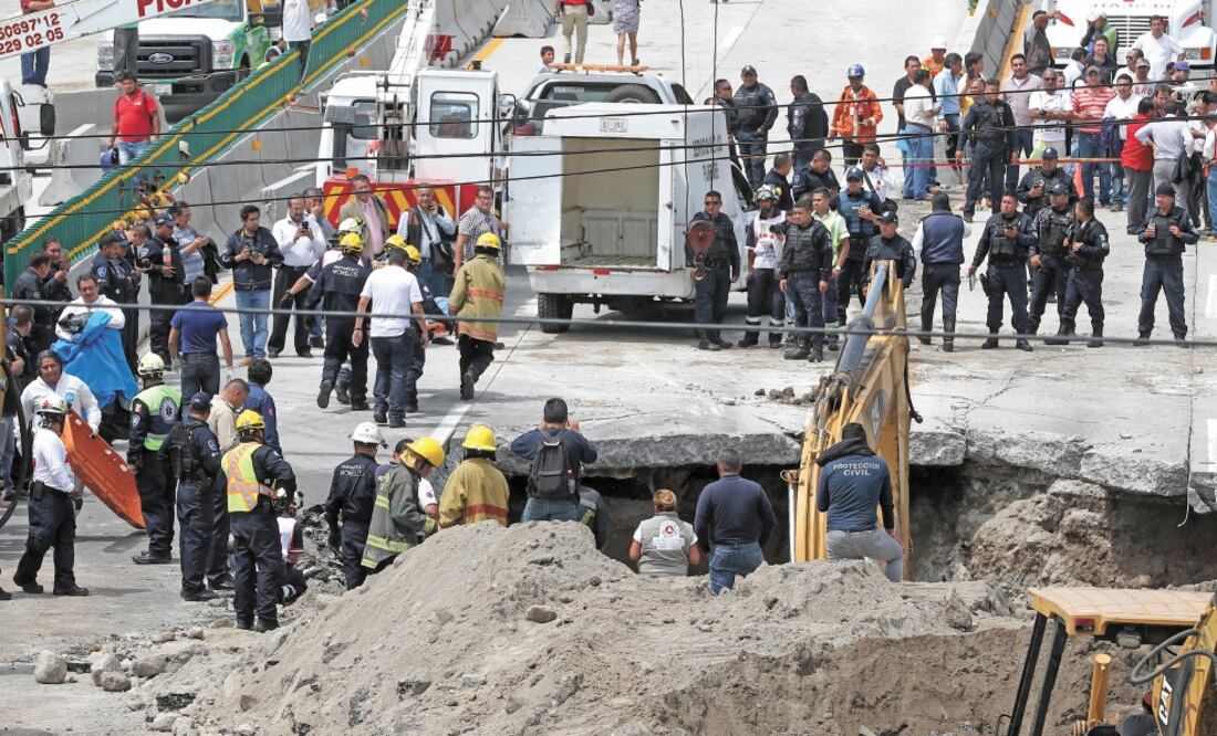 Hace dos años, un automóvil con dos hombres a bordo, padre e hijo, cayó en un socavón que se formó en el kilómetro 93+600 del Paso Exprés. Foto/ARCHIVO EL UNIVERSAL