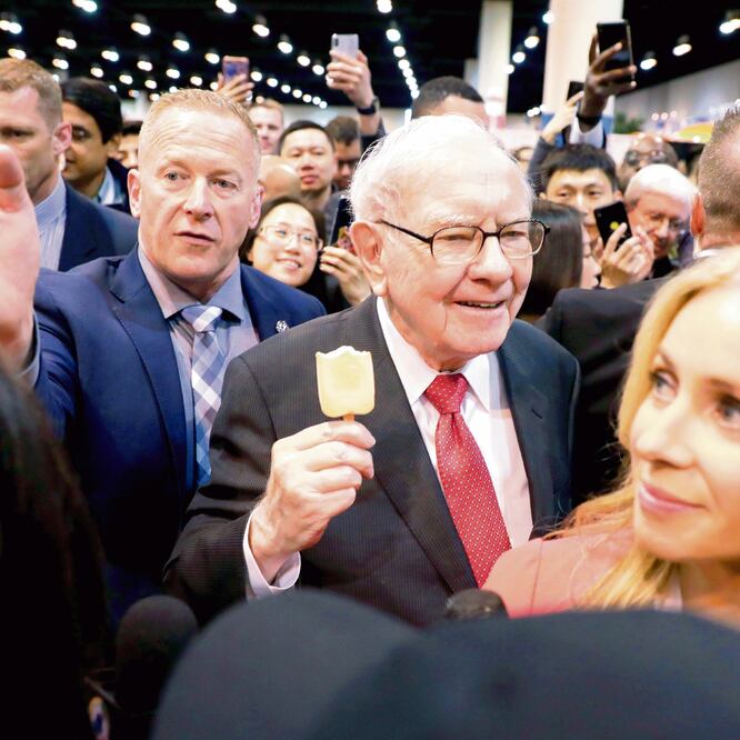 El dueño de Berkshire Hathaway, Warren Buffett, caminó por los pasillos de un centro comercial de la ciudad de Omaha, en Nebraska. SCOTT MORGAN. REUTERS