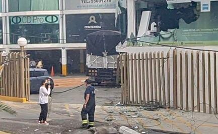 Camión de carga choca contra estructura de plaza comercial en Lomas Verdes