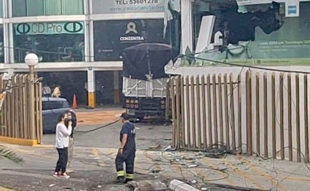 Camión de carga choca contra estructura de plaza comercial en Lomas Verdes