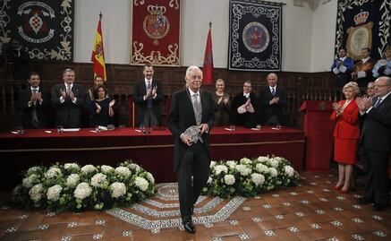 Con humor e ironía, Eduardo Mendoza recibió el Cervantes