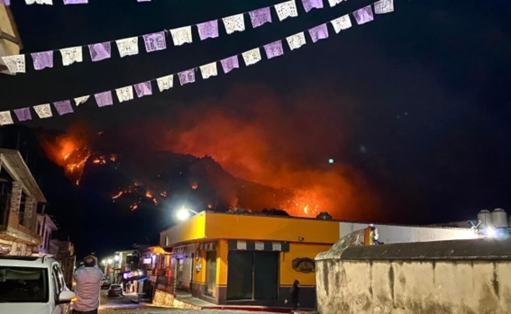 Arde el cerro de Tepoztlán, Morelos; controlan 60% del incendio
