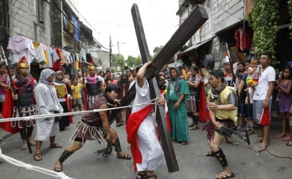 El viacrucis submarino y otras tradiciones asombrosas de Semana Santa