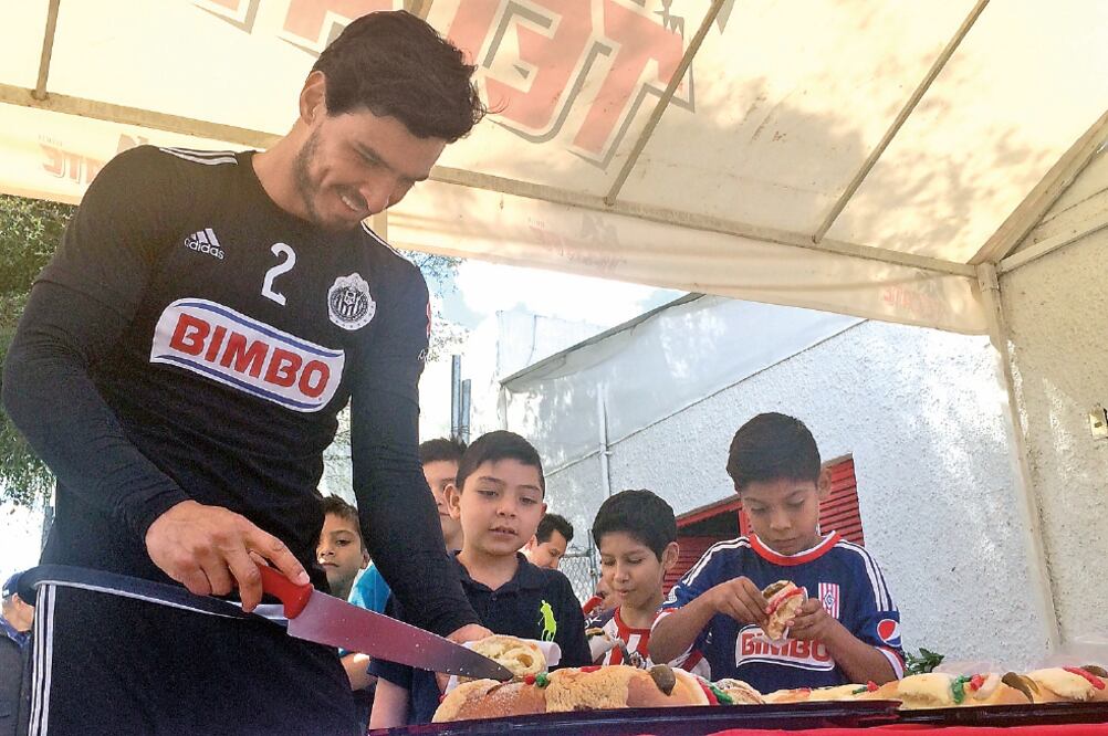 Después del entrenamiento los rojiblancos compartieron con niños, pan y chocolate, en Verde Valle (ESPECIAL. EL UNIVERSAL)