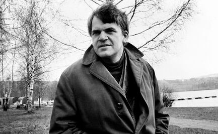 Milan Kundera recupera nacionalidad checa