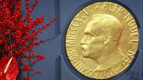 Las dos veces que el Nobel se entregó póstumo (y la tercera en que no sabían que el galardonado estaba muerto)