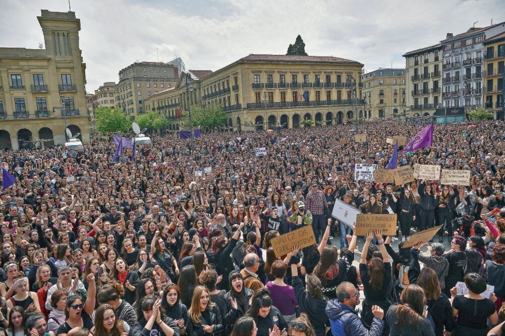 Miles de personas se reunieron ayer en la Plaza del Castillo, en Pamplona, don de criticaron la sentencia a cinco hombres que agredieron sexualmente a una joven . (ÁLVARO BARRIENTOS. AP)