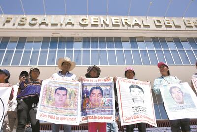 Justicia, exigen padres de los 43 tras desalojo