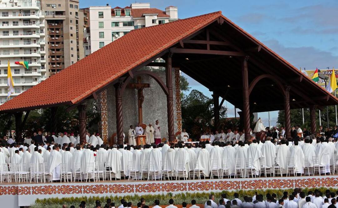 Esa lógica pretende dejar espacio a muy pocos, descartando a todos aquellos que no “producen”, dice Francisco (Foto: EFE)