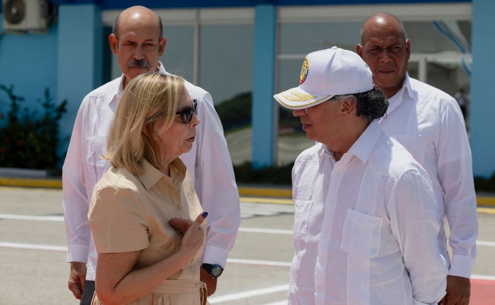 El presidente de Colombia, Gustavo Petro, es despedido por la viceministra de Exteriores de Cuba, Josefina Vidal, en el aeropuerto internacional José Martí, en La Habana (01/08/2026). Foto: AFP