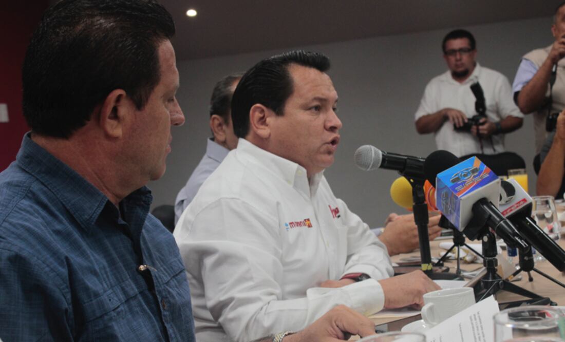 El candidato de Morena, PES y PT, al gobierno del estado, Joaquín Díaz Mena, denunció un supuesto desvío de recursos públicos mediante la creación de empresas fantasmas en el Ayuntamiento de Mérida. (FOTO: Cuauhtémoc Moreno Cabrera. EL UNIVERSAL)
