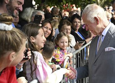 Rey Carlos III es visto en público tras ingreso al hospital por efectos de tratamiento contra el cáncer; sigue en pie su viaje a Italia