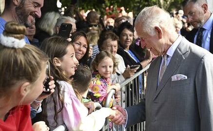 Rey Carlos III es visto en público tras ingreso al hospital por efectos de tratamiento contra el cáncer; sigue en pie su viaje a Italia