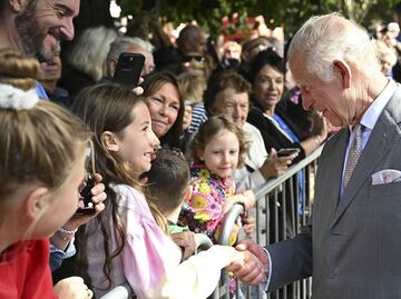 Rey Carlos III es visto en público tras ingreso al hospital por efectos de tratamiento contra el cáncer; sigue en pie su viaje a Italia
