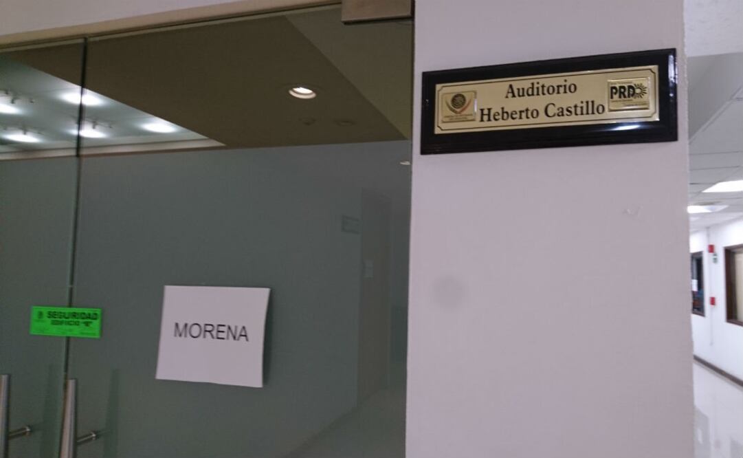 En el piso tres, donde el PRD tenía adueñado el auditorio Heberto Castillo, siguen cerradas las oficinas con el sello de la Dirección de Seguridad y Resguardo del Palacio Legislativo de San Lázaro. FOTOS: EL UNIVERSAL