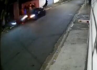 VIDEO. Conductor impacta a dos ladrones en pleno asalto en Brasil