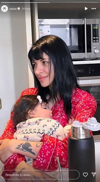 Cazzu con su hija Inti en una tierna foto.
