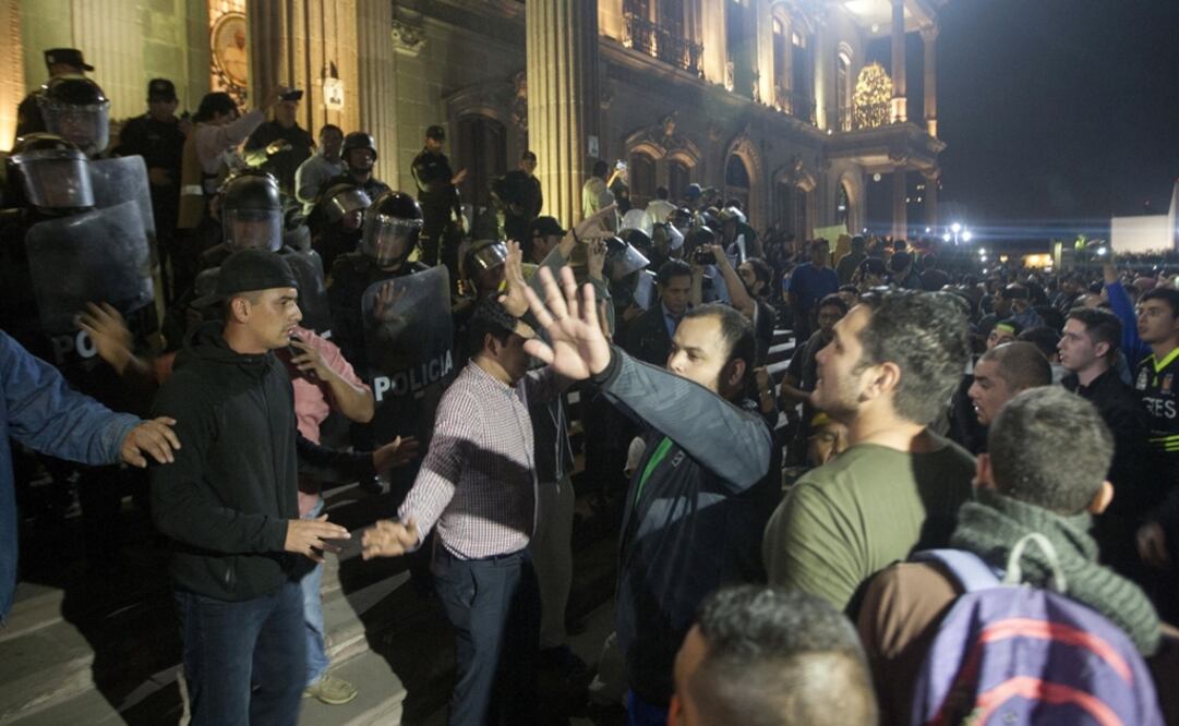 participantes en la marcha que salió del mercado Juárez al Palacio de Gobierno, para protestar contra el gasolinazo y otros aumentos, exigieron a las autoridades no crear chivos expiatorios. Foto: EFE Archivo/EL UNIVERSAL