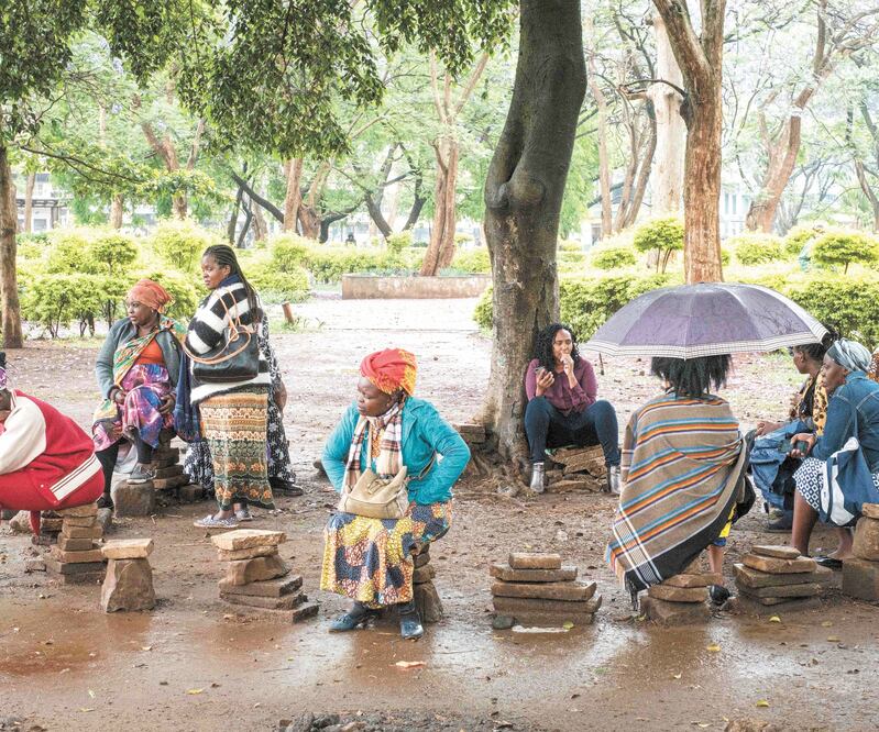 Mujeres de Nairobi recibieron una charla el pasado miércoles para empoderarse. Foto/YASUYOSHI CHIBA. AFP