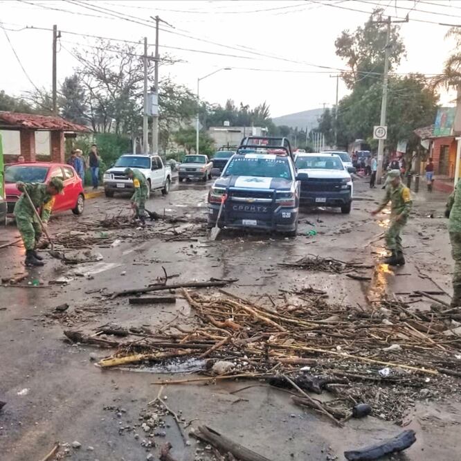 La Secretaría de la Defensa Nacional implementó el Plan DNIII para limpieza y resguardo de las zonas dañadas por el desbordamiento del arroyo La Culebra. SEDENA