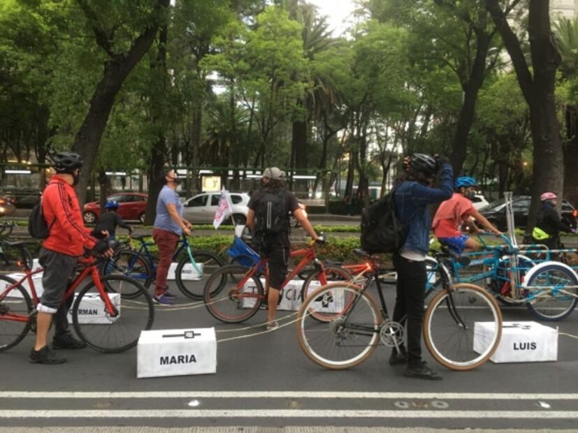 Con "ataúdes", rodada ciclista exige justicia por muertes en accidentes viales