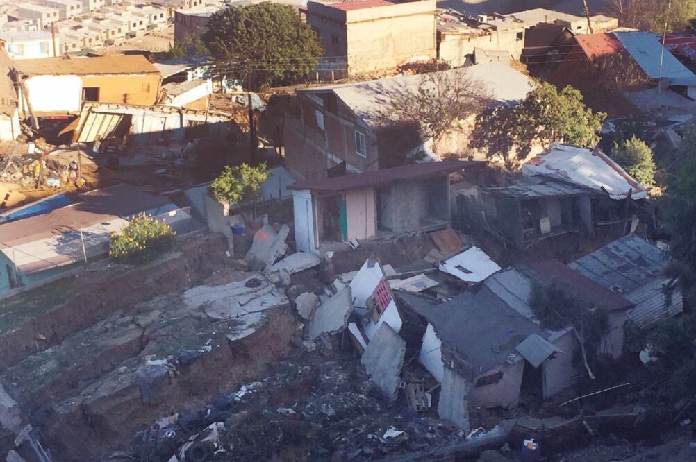 Colonos desalojaron las viviendas y denunciaron robos a sus pertenencias en el fraccionamiento Lomas del Rubí. (GABRIELA MARTÍNEZ. EL UNIVERSAL)