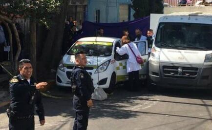 Hallan dos cuerpos dentro de taxi de Toluca en Iztacalco
