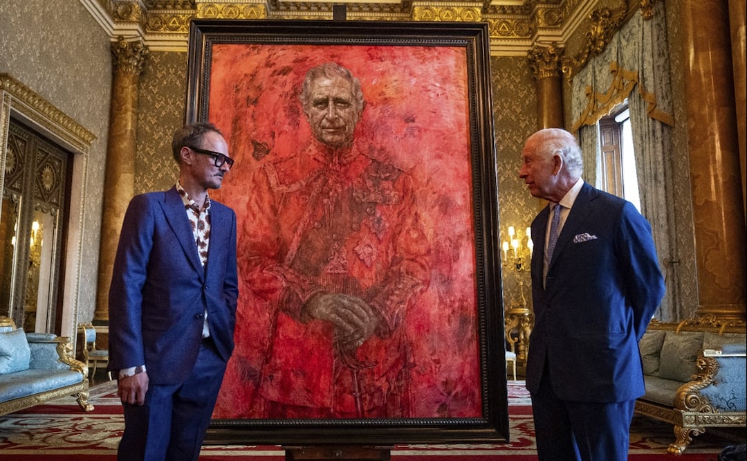 El retrato oficial de Carlos III se expone desde mediados de mayo en la Philip Mould Gallery de Londres. Foto: AP