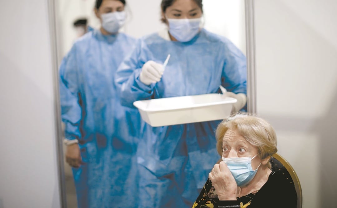 Una argentina espera vacunarse, en Buenos Aires. Sobrevivientes del virus han enfrentado estigmatización por la enfermedad. Foto: NATACHA PISARENKO. AP