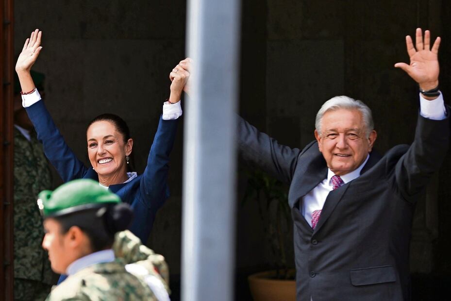 El presidente Andrés Manuel López Obrador recibió en la puerta de Palacio Nacional a su virtual sucesora, Claudia Sheinbaum, y le alzó el brazo izquierdo en señal de triunfo. Foto: Berenice Fregoso | El Universal