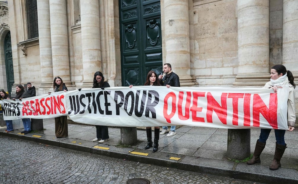Este domingo, varios centenares de personas celebraron un acto de homenaje a Quentin en la plaza de La Sorbona de París. Foto: AFP