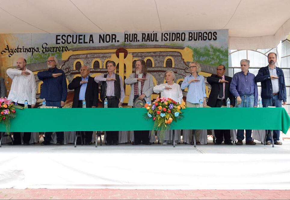 La generación 2011-2014 de la Normal Rural Raúl Isidro Burgos de Ayotzinapa "Sangre, resistencia y esperanza" tuvo como padrinos a destacados intelectuales. 