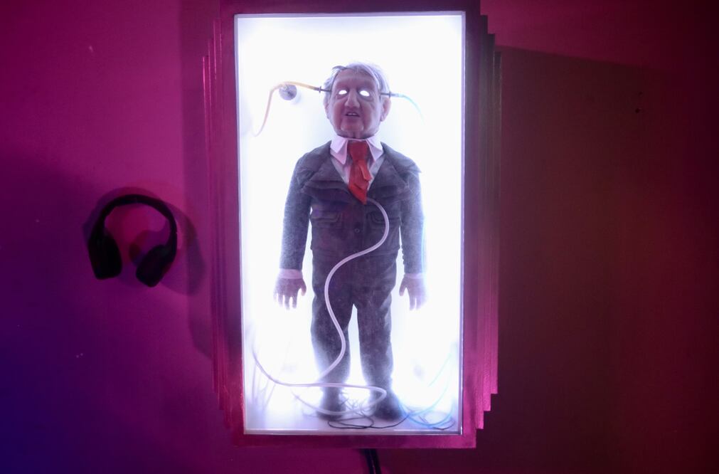  “Cold-pac (AMLO)” (2023) es una obra de Romeo Gómez López que se exhibe en Salón ACME. Foto: Valente Rosas/ EL UNIVERSAL