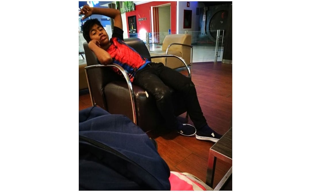 En la fotografía se aprecia el niño sentado en la plaza "Las Américas"