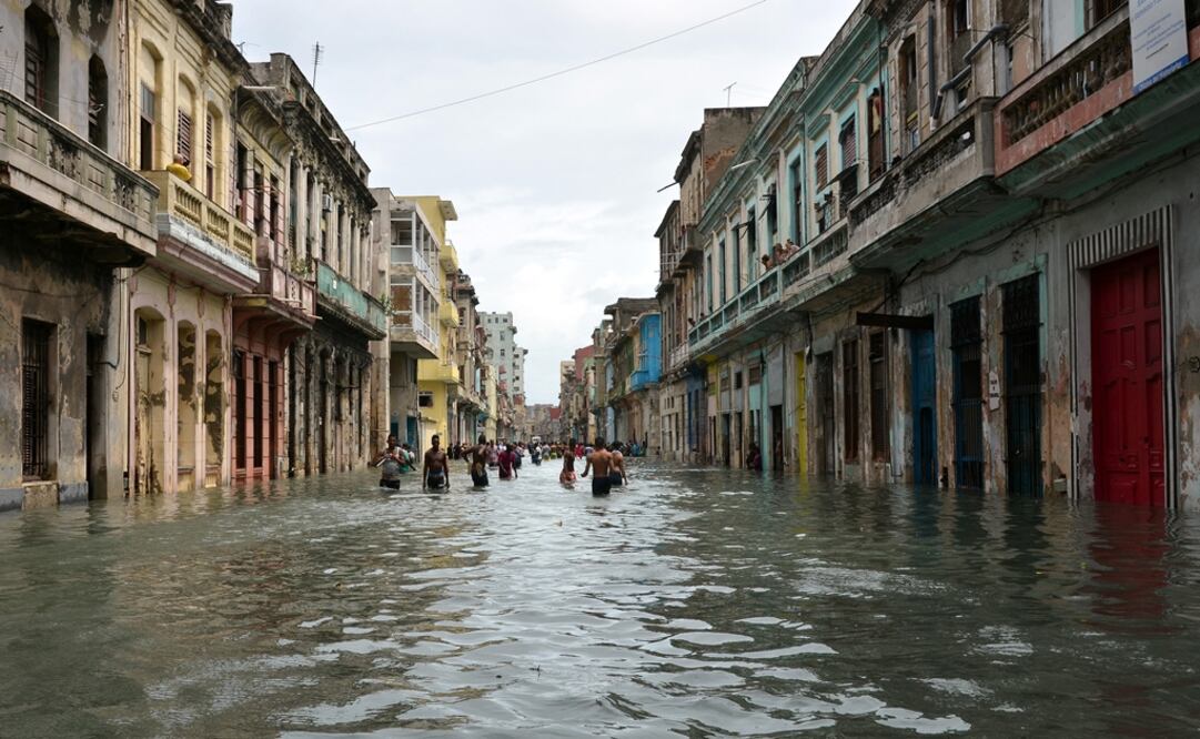 Habitantes que caminan por una calle inundada tras el paso del huracán Irma, en La Habana (Cuba). Foto: EFE/Rolando Pujol
