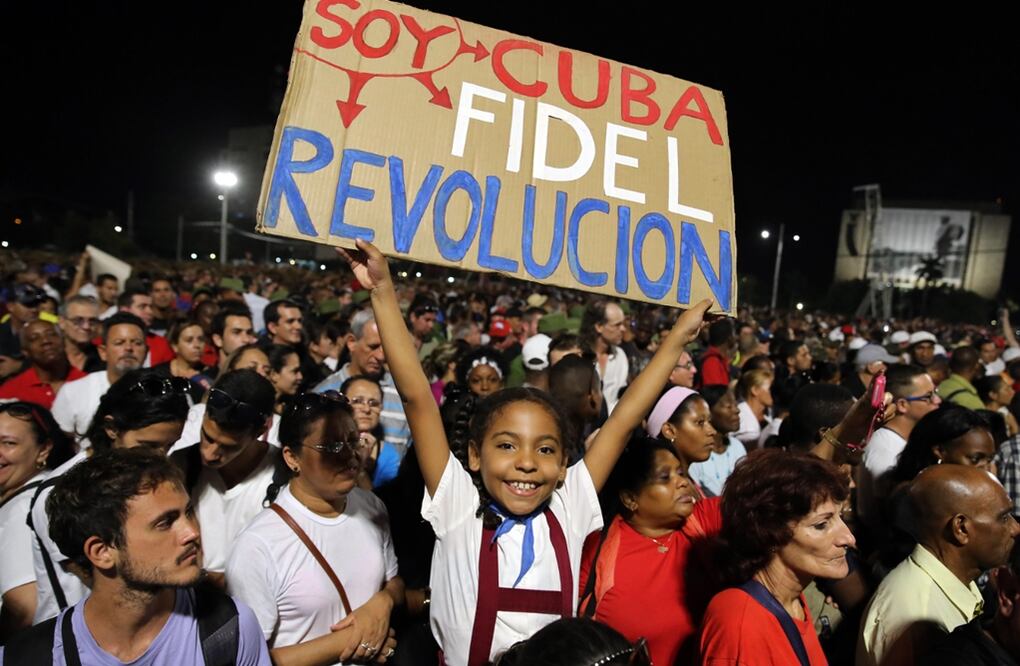 Con gritos de "¡Viva Fidel!", miles de personas se congregaron en la emblemática Plaza de la Revolución . Foto EFE