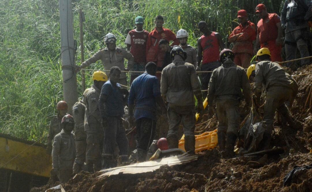 Bomberos trabajan en el área de un deslizamiento de tierra provocado por fuertes lluvias en Brasil. Foto: EFE 