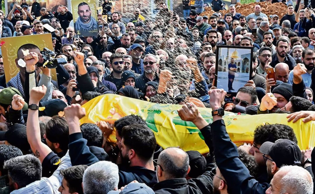 Dolientes cargan el féretro de un miembro de Hezbolá asesinado por Israel. El funeral se realizó este lunes. Foto: Fadel Itani / AFP
