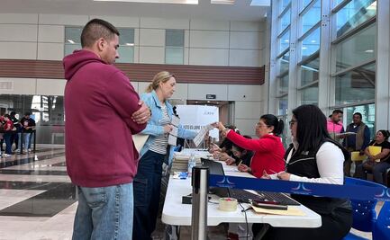 Ciudadanos de varios estados emiten su voto antes de sus vuelos; reportan largas filas en casilla especial del AIFA