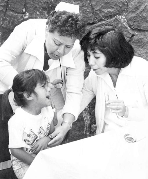 Campaña de vacunación en el DF contra el sarampión, 1989. En el tiempo postvacuna, este virus se convirtió en la segunda causa de muerte entre niños de uno a 14 años. Foto: Manuel Navarrete/Archivo EL UNIVERSAL