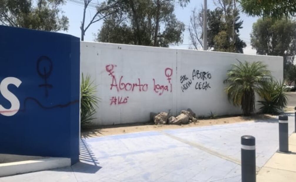 Vandalizan sede del PAN en León con mensajes a favor del aborto