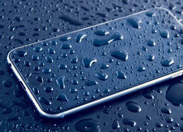 ¿Qué tan resistente es un celular contra agua?