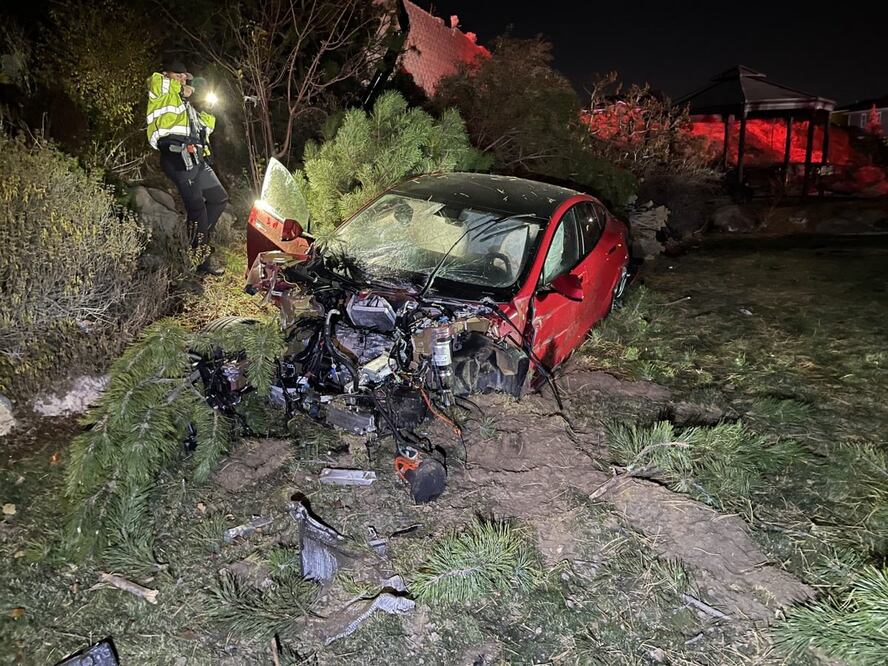 Tesla con 7 personas a bordo sufre fuerte accidente y nadie sale lesionado