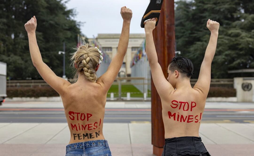 Activistas de la organización ucraniana Femen pintan de azul la Silla Rota. Foto: AP