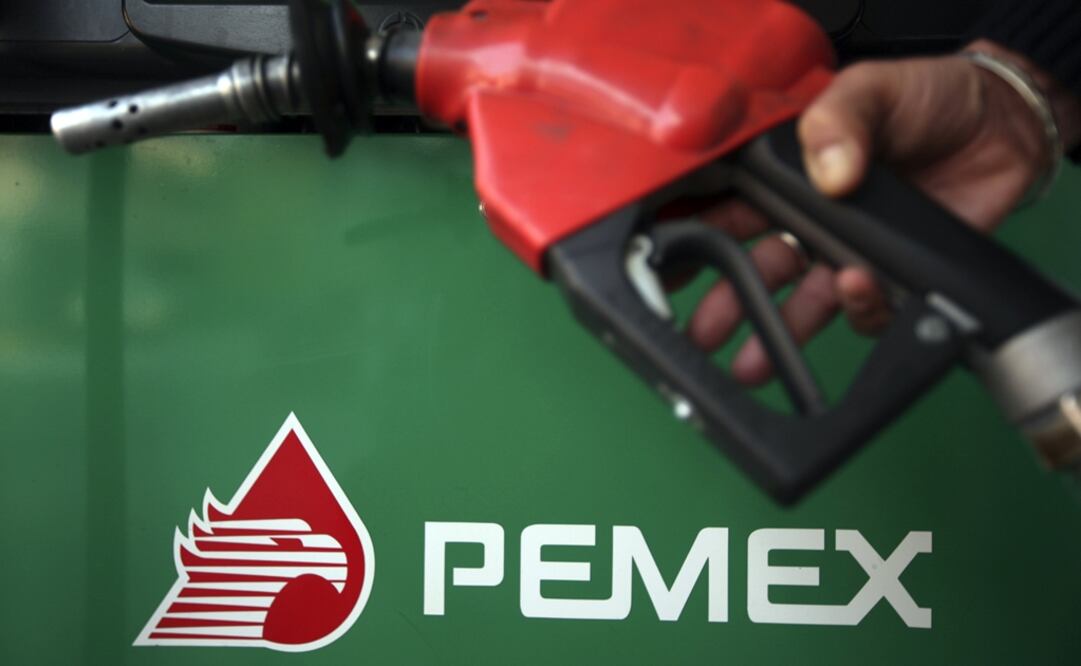 The government said it spent 23.49 billion pesos on put options, a financial instrument that sets an agreed price to sell assets around a specified date - Photo: Edgard Garrido/Reuters