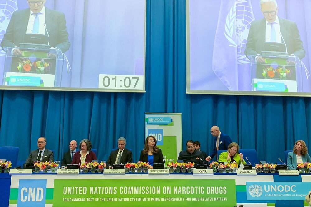 La directora General de la Oficina de las Naciones Unidas en Viena y directora ejecutiva de la Comisión de Estupefacientes ONUDD, Ghada Waly (c) este lunes, al inicio de las reuniones que se prolongarán hasta el viernes, en Viena. FOTO: OLATZ CASTRILLO. EFE