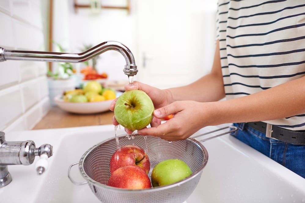 Pide el INSP reforzar higiene de alimentos en México por brote de ciclosporiasis en Estados Unidos. Foto: Freepik